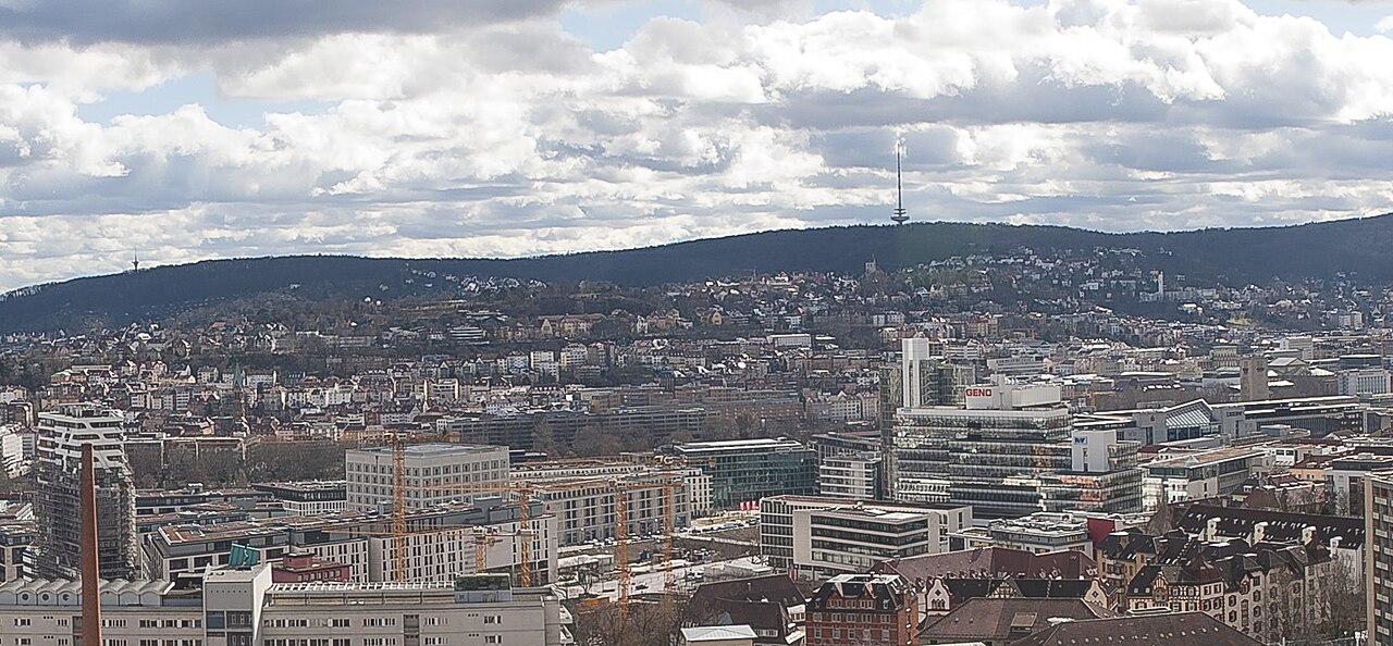 Panorama der Stuttgarter Innenstadt mit Hochhäusern und den Weinbergen im Vordergrund